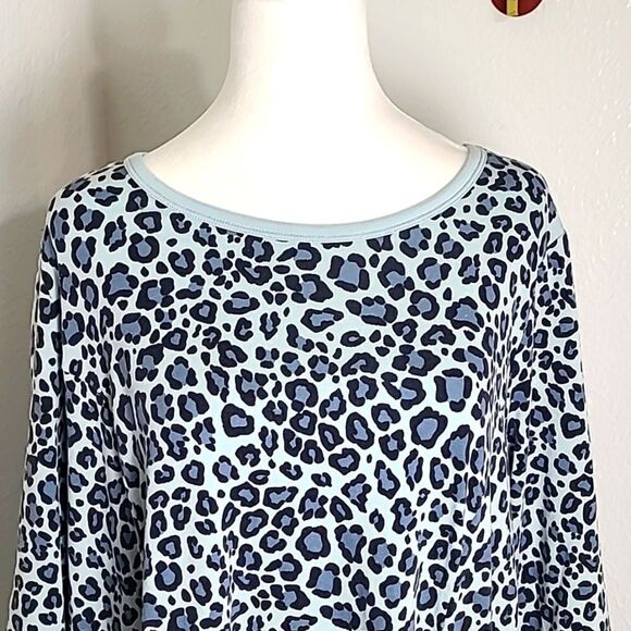 AnyBody Blue Leopard  Top with Big Pockets, Longer on the Sides, Size Large - Picture 2 of 10